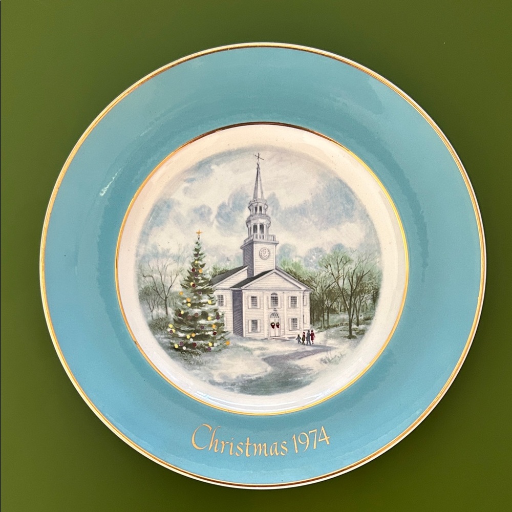 Vintage Avon Christmas 1974 Decorative Plate